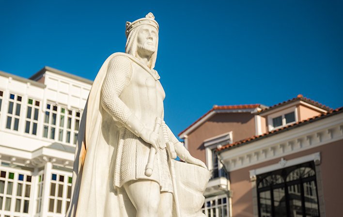 Estatua del Rey Silo en Pravia