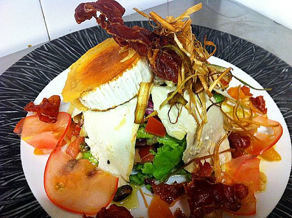 Ir a Imagen Ensalada de pollo escabechado con queso de cabra