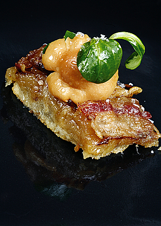 Sablé de Cabrales, cebolla y panceta con ensalada de setas