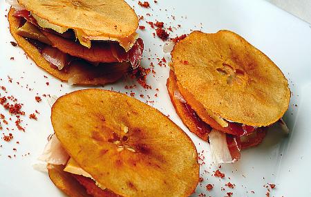 Galleta de manzana caramelizada con jamón ibérico e hígado de pato marinado