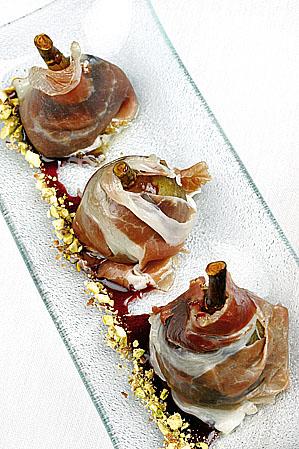 Figos confitados en almíbar de sidra, rellenos de Afuega'l Pitu coloráu con jamón ibérico
