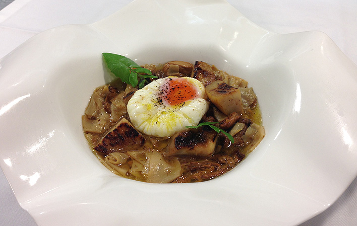 Salteado de pasta fresca con setas de temporada jugo de pitu y huevo de corral por Restaurante Las Delicias