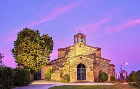 Iglesia de San Julián de los Prados exterior