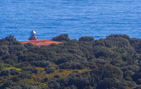 faro de San Emeterio en la ruta de los acantilados de Pimiango