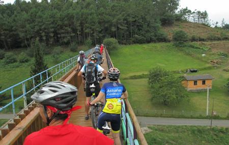Pedaleando sobre el canal del Narcea
