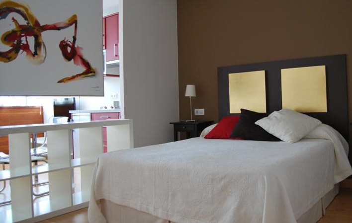 Habitación marrón de los Apartamentos Plaza Mayor