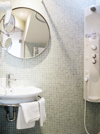 Hotel La Plaza II baño