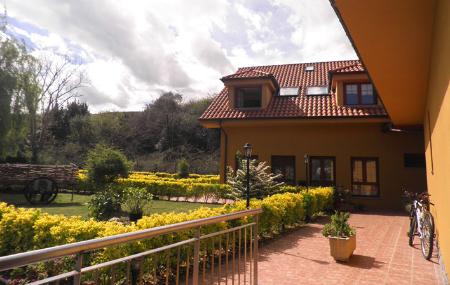 Hotel Pugide exterior