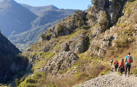 Ruta por el Desfiladero de Las Xanas, muy cerca del parking de autocaravanas
