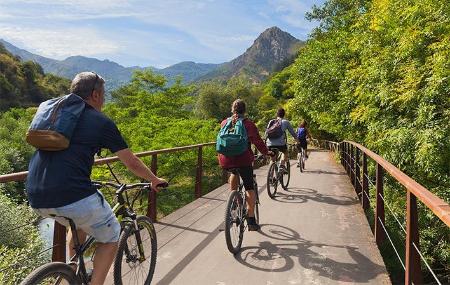 Cicloturistas en la Senda del Oso