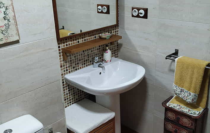 Aureliano San Román 24 Baño